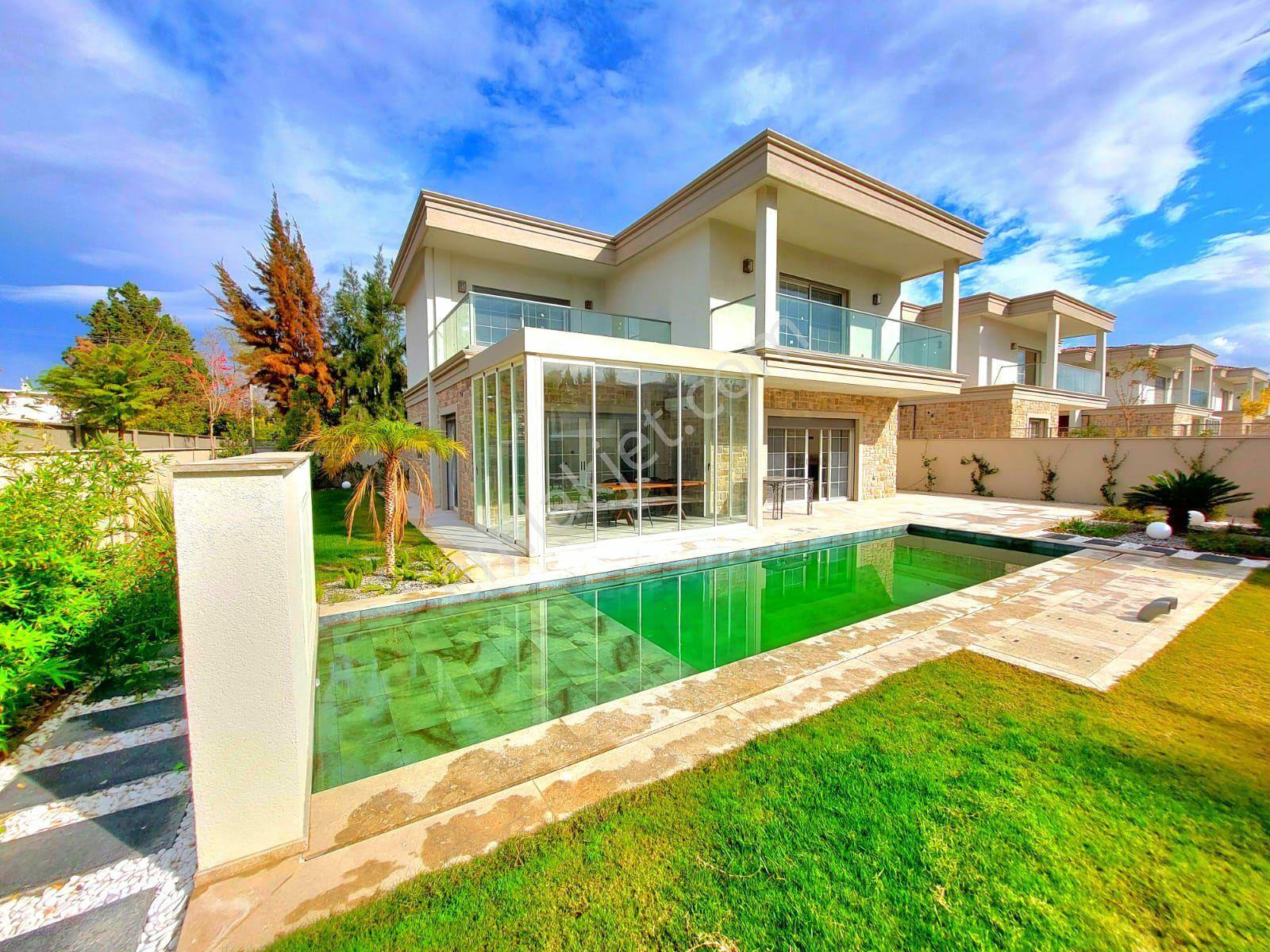 Kuşadasında Plaja 200 Mt. Özel Havuzlu 4+1 Sıfır Villa - Görsel 20