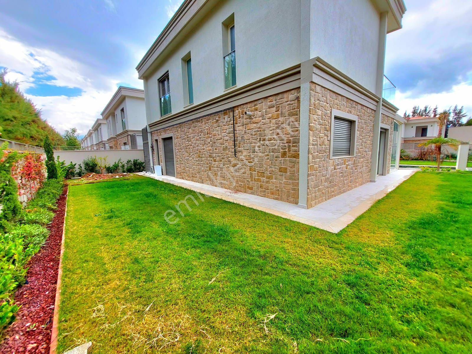 Kuşadasında Plaja 200 Mt. Özel Havuzlu 4+1 Sıfır Villa - Görsel 6