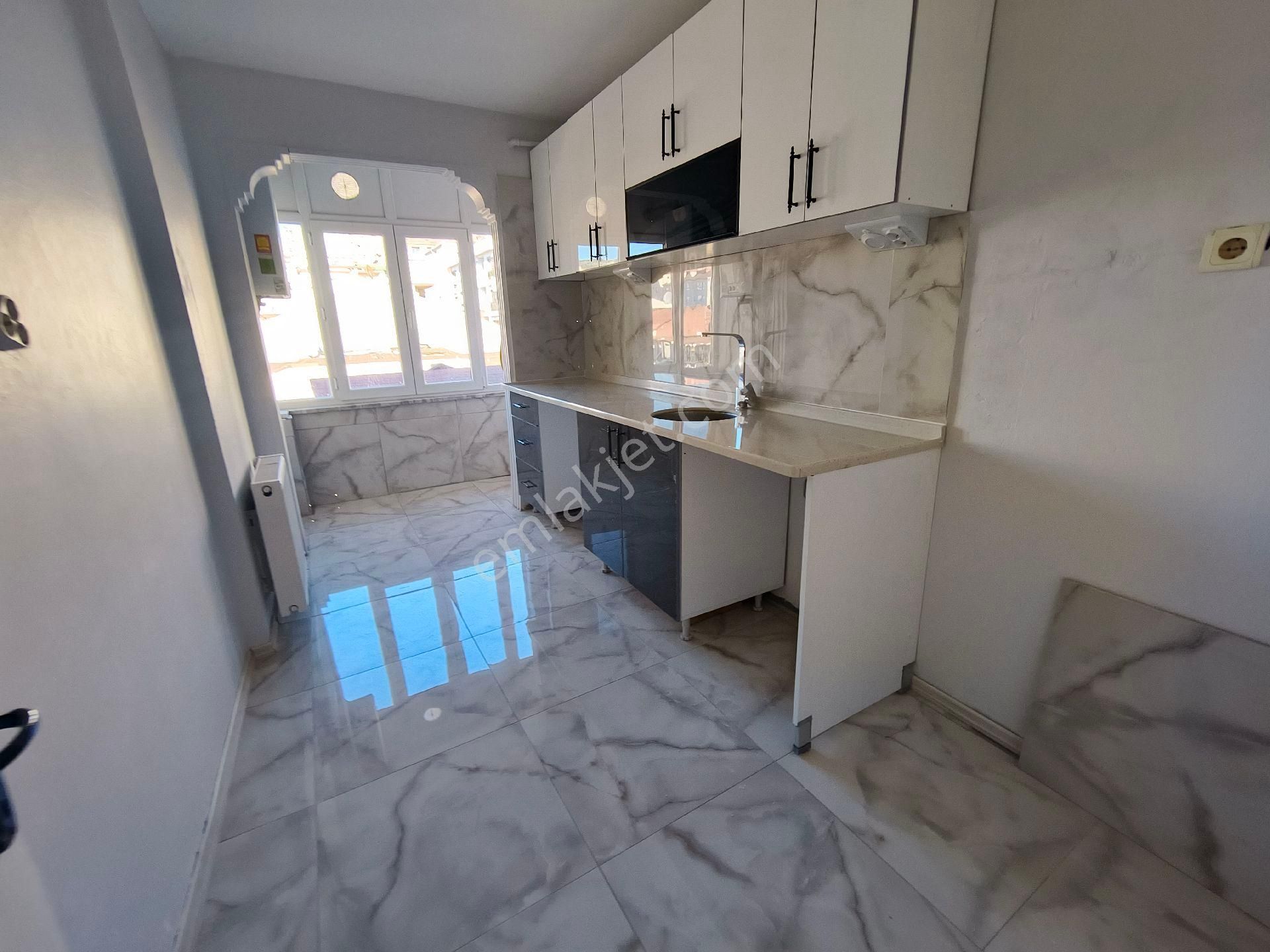 Güneyden Metroya 10 Dakika Yürüme 2+1.90m2 Balkonlu Daire - Görsel 3