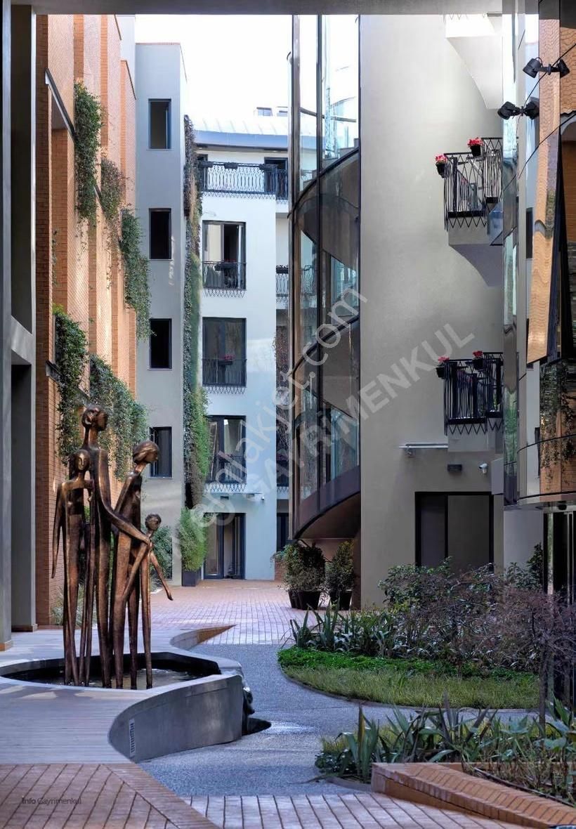 İnfo Dan Satılık Çok İyi Tasarlanmış Özel Bir Plaza