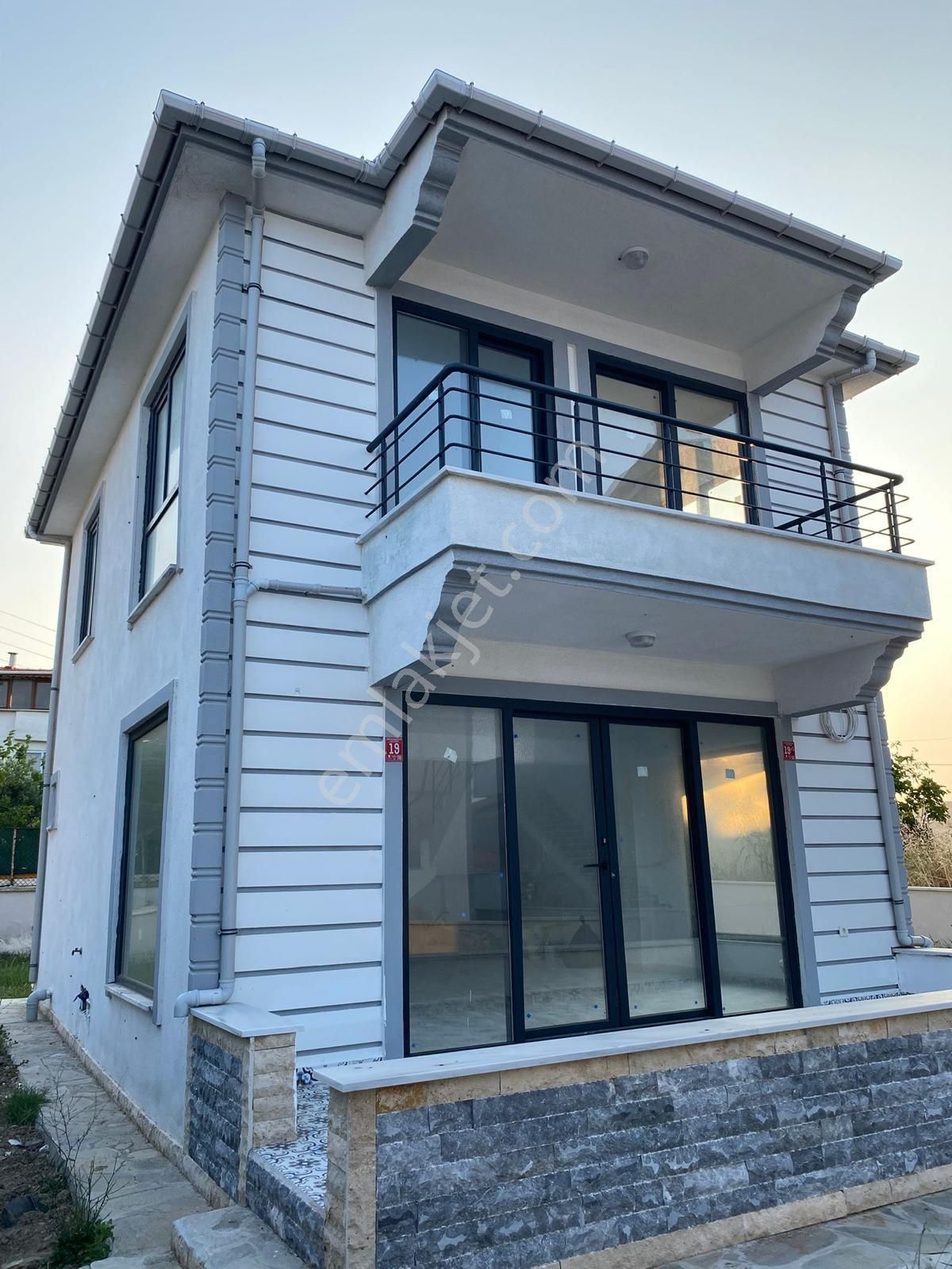 Özgür İnşaat'tan Avşa Adasın'da 3+1 250m2 Arsa İçinde Lüx Dubleks Villa