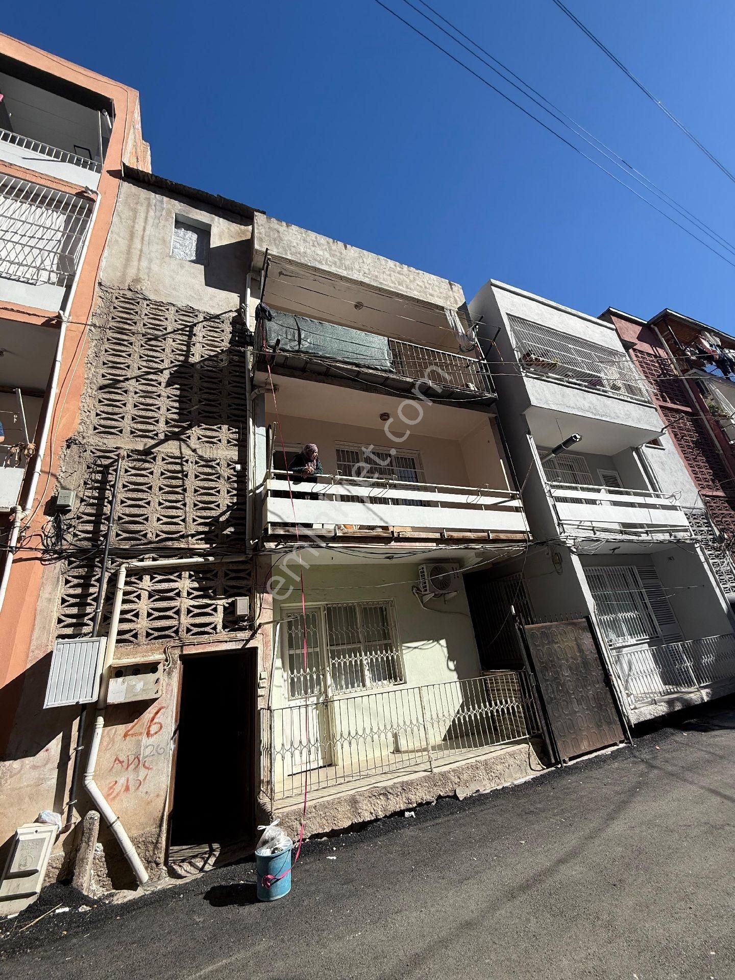 Tellidere'de 3 Katlı Doğalgazlı Kombili Satılık Müstakil