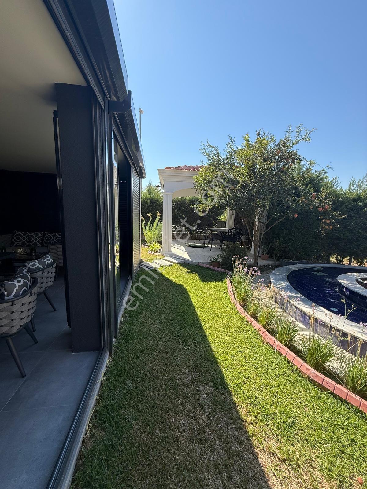 Kuşadası Sahil Sitelerinde Popüler Site İçinde Satılık Lüks Villa - Görsel 5