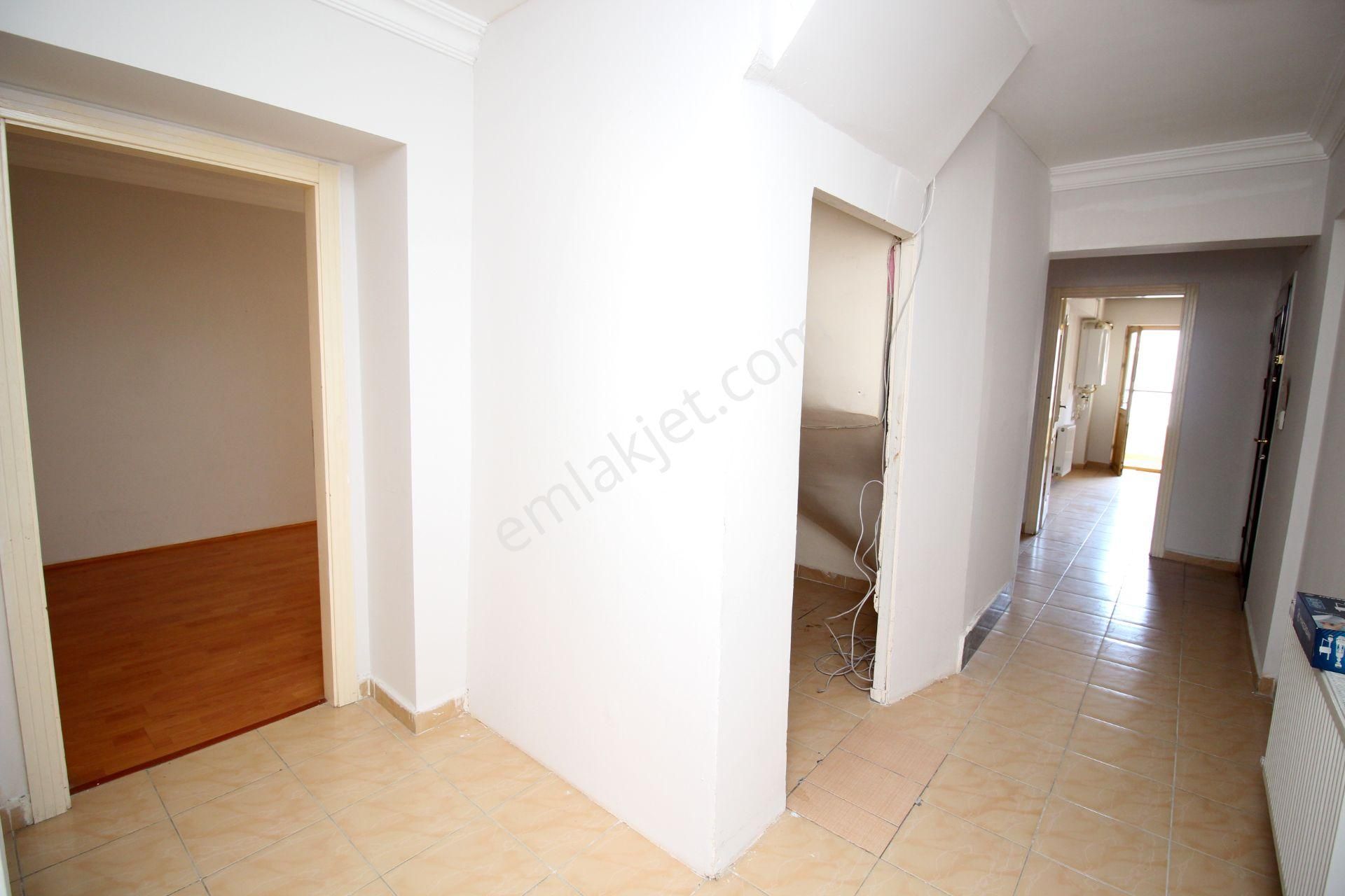 Emre Emlak'tan Topçu'da Arakat Ön Cephe 3+1 Kiralık Daire - Görsel 19