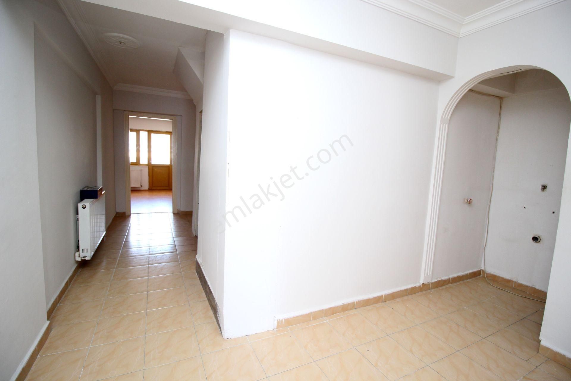 Emre Emlak'tan Topçu'da Arakat Ön Cephe 3+1 Kiralık Daire - Görsel 14