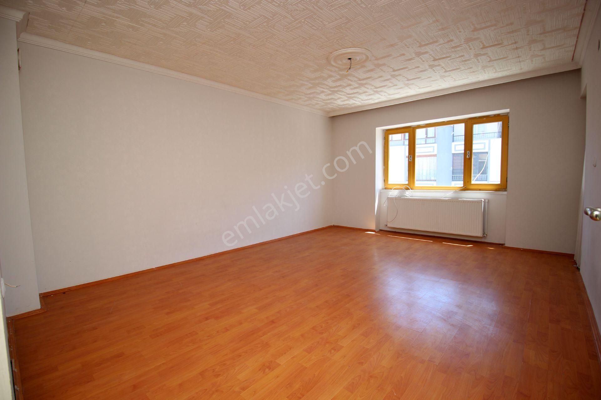 Emre Emlak'tan Topçu'da Arakat Ön Cephe 3+1 Kiralık Daire - Görsel 6