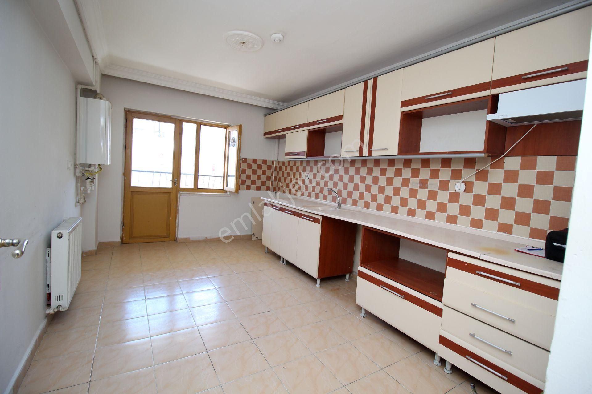 Emre Emlak'tan Topçu'da Arakat Ön Cephe 3+1 Kiralık Daire - Görsel 2