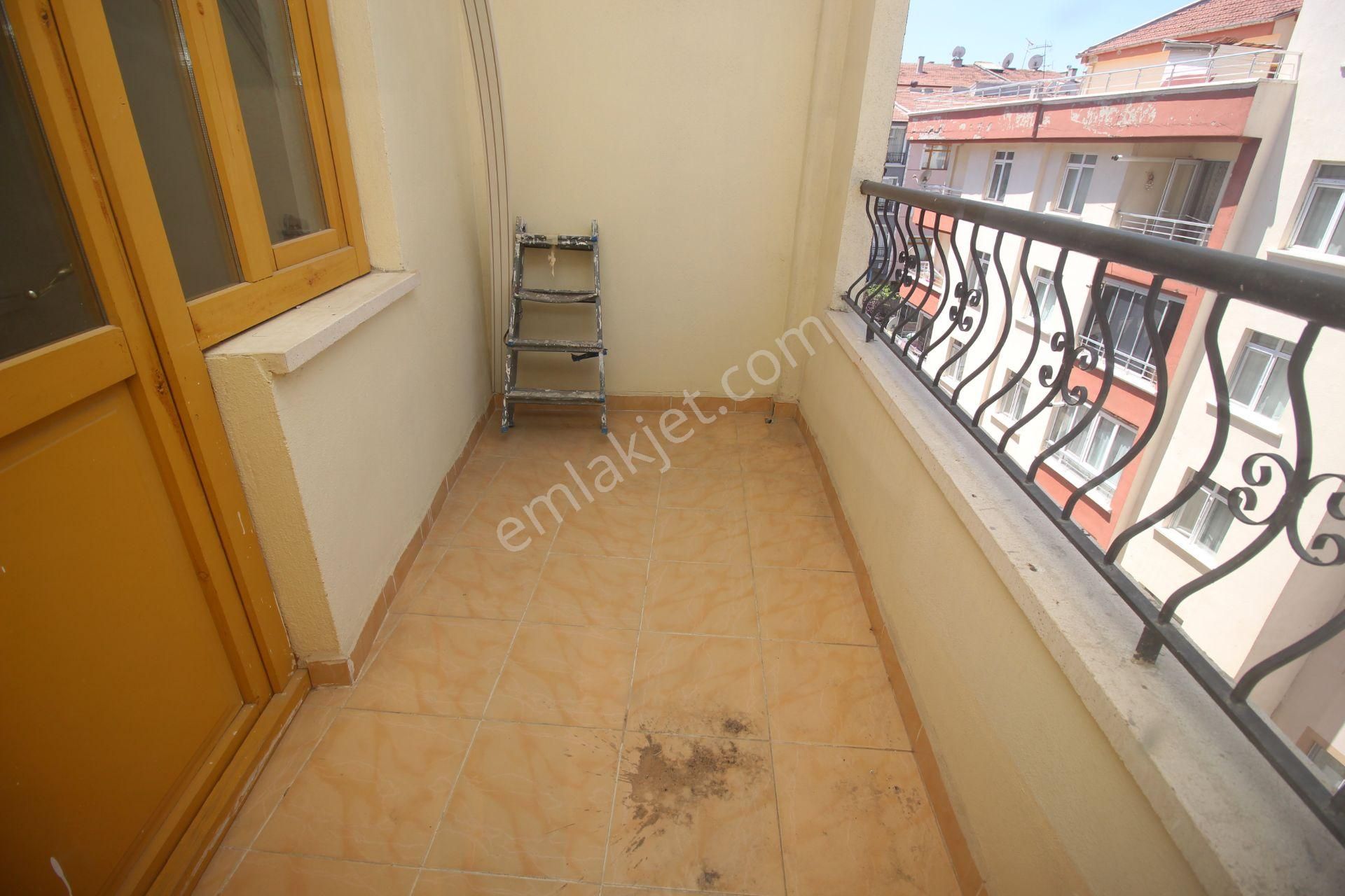 Emre Emlak'tan Topçu'da Arakat Ön Cephe 3+1 Kiralık Daire - Görsel 20