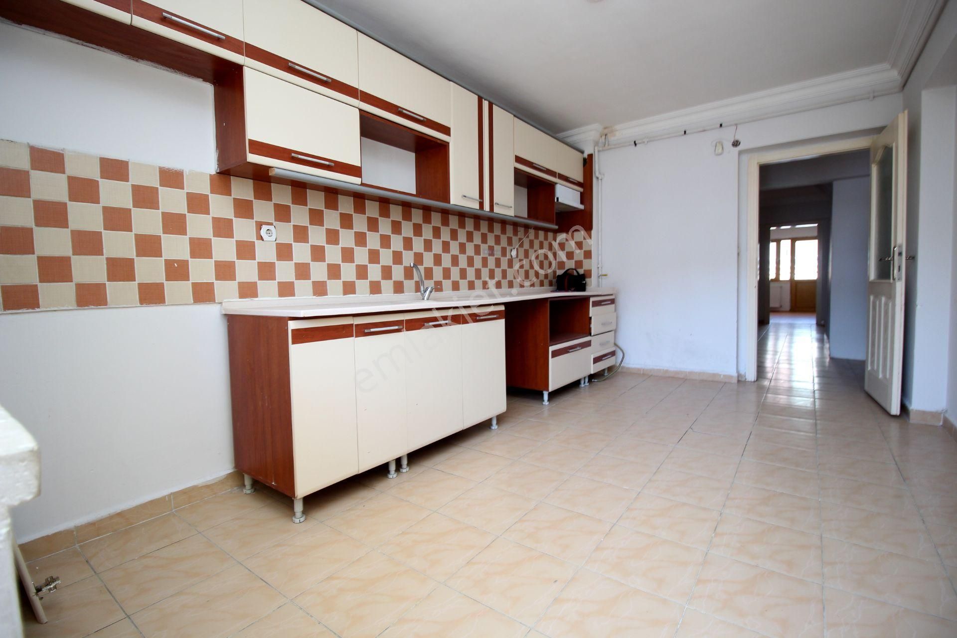 Emre Emlak'tan Topçu'da Arakat Ön Cephe 3+1 Kiralık Daire - Görsel 5