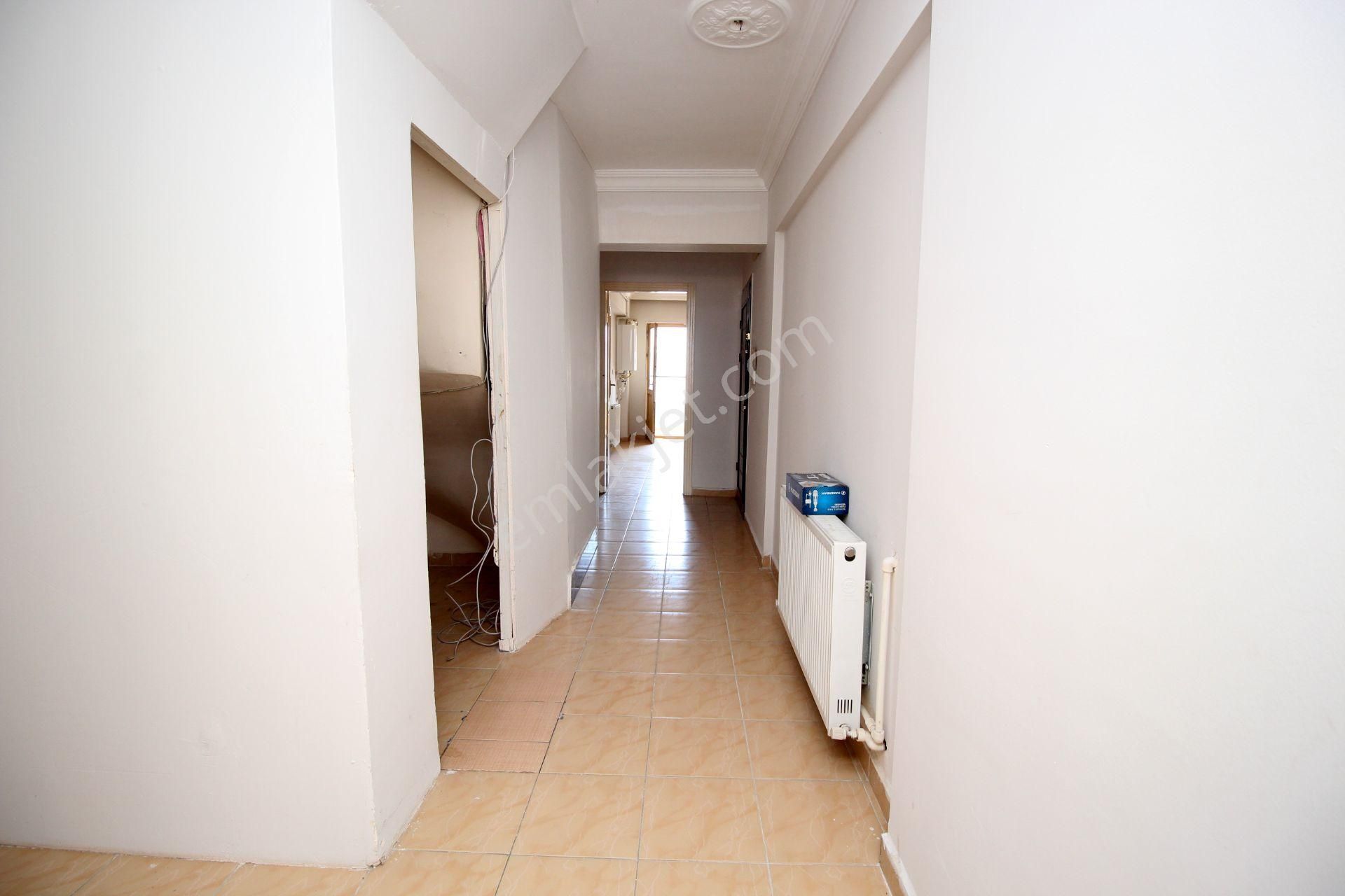 Emre Emlak'tan Topçu'da Arakat Ön Cephe 3+1 Kiralık Daire - Görsel 18