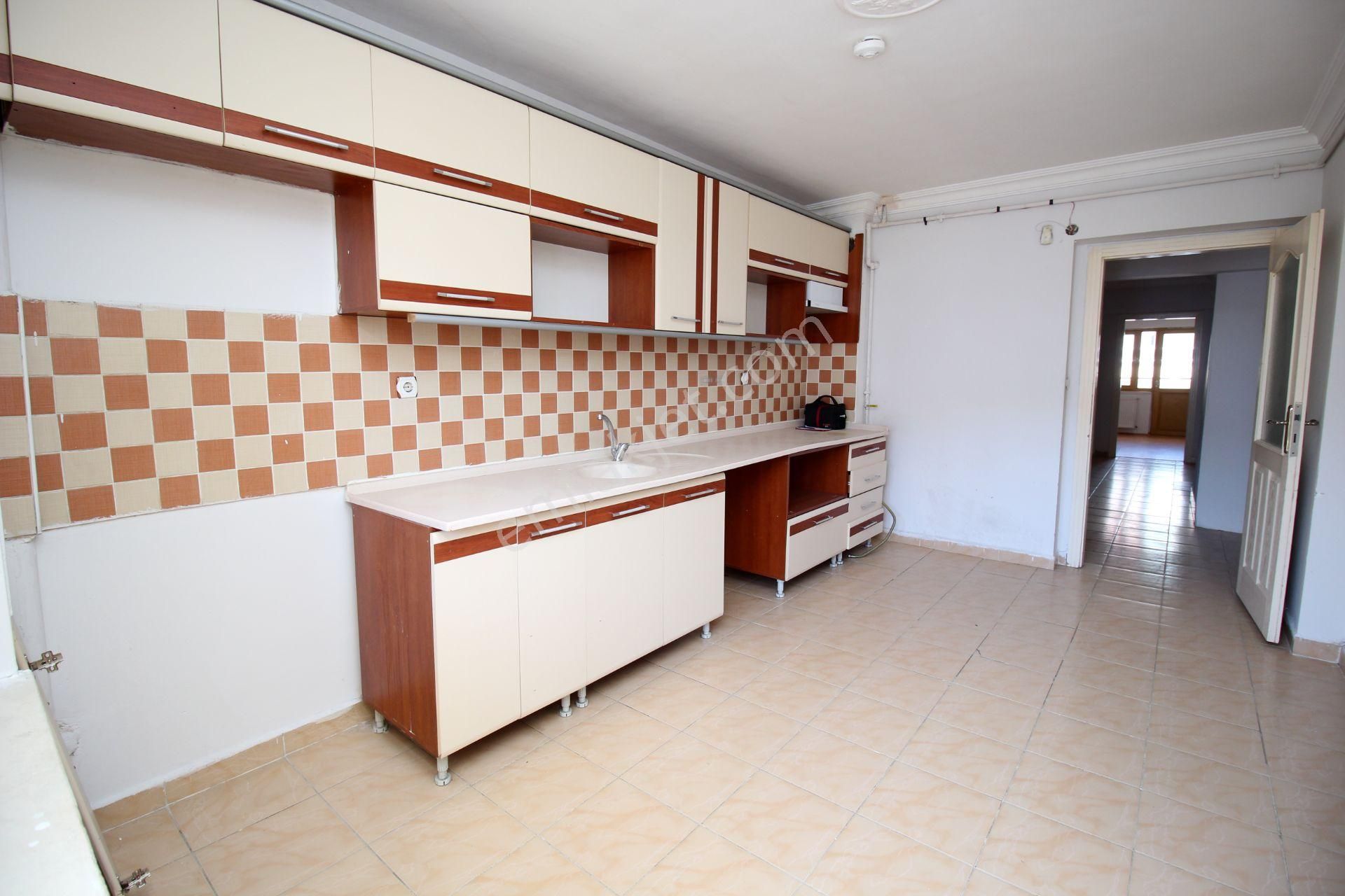 Emre Emlak'tan Topçu'da Arakat Ön Cephe 3+1 Kiralık Daire - Görsel 4