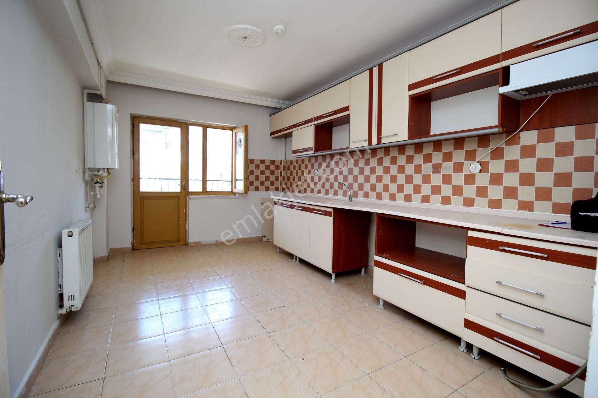 Emre Emlak'tan Topçu'da Arakat Ön Cephe 3+1 Kiralık Daire - Görsel 3