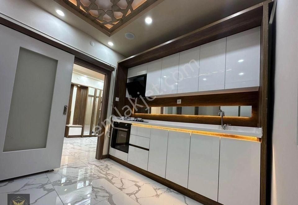 Şahin İnşaat'tan Beylikdüzü Cumhuriyet Mh Metrobuse Yakın 3+1 Arakat Daire - Görsel 5