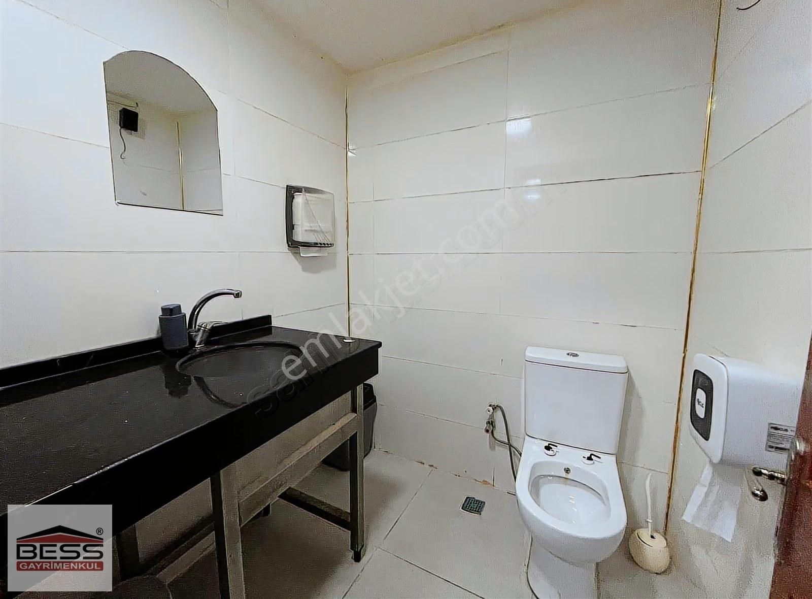 Bess'den Üniversite Cad. Espark Karşısı Devren Kiralık İşyeri