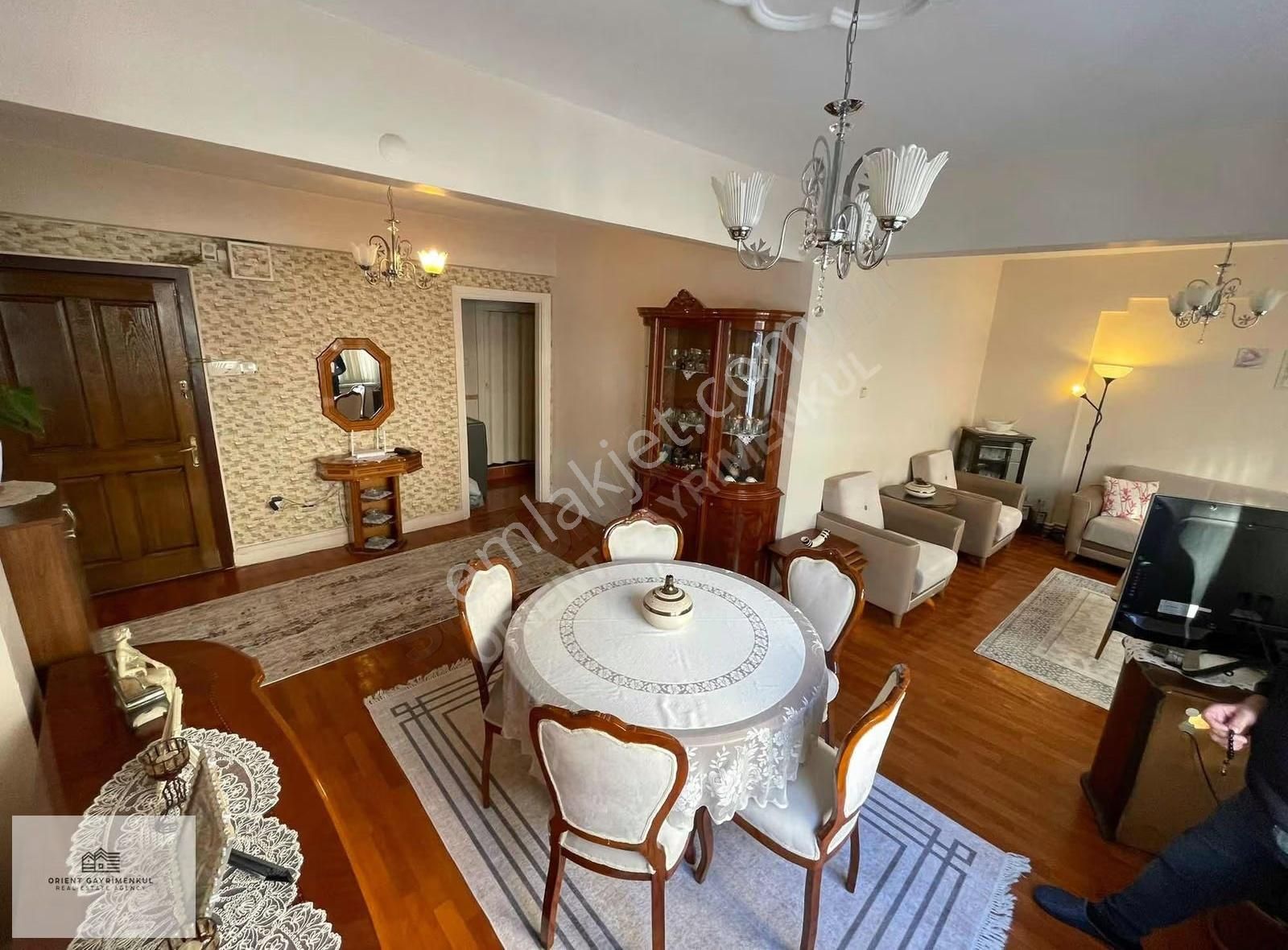 Kocamustafapaşa Merkezde Güneşi Bol, Masrafsız Ve Ferah Daire