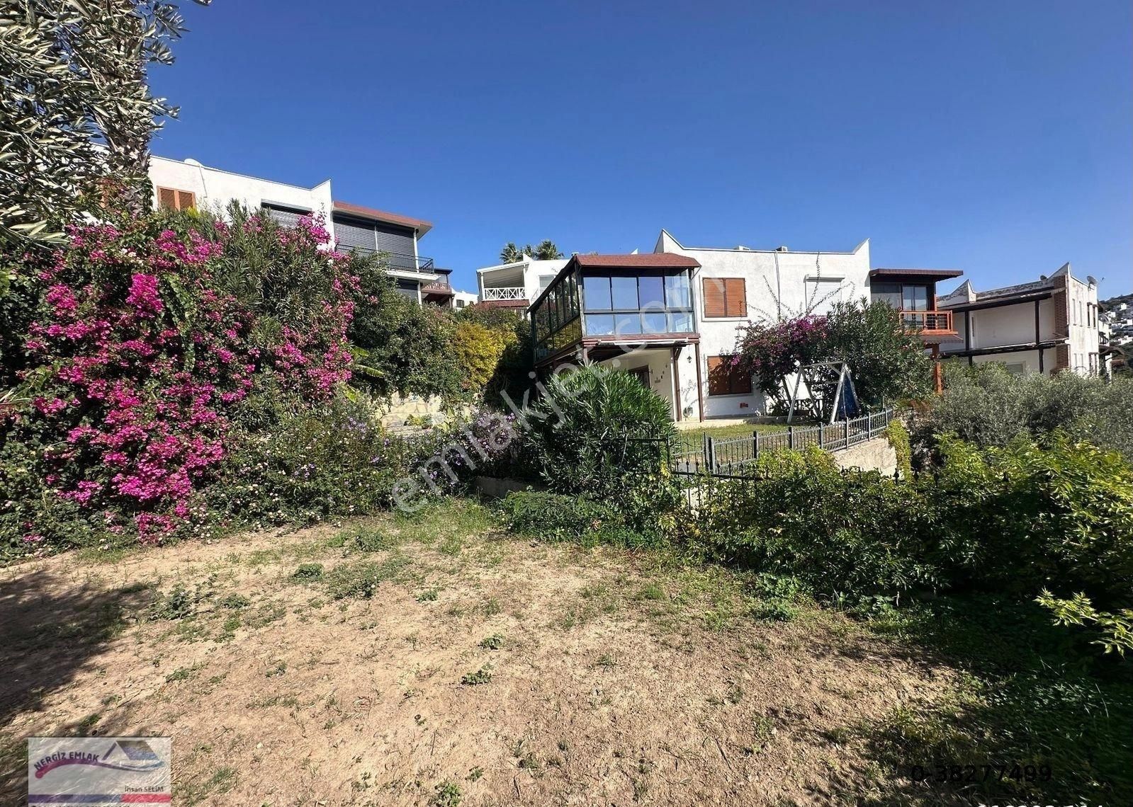 Özgür Sitesinde Geniş Bahçeli 2+1 Satılık Villa - Görsel 13