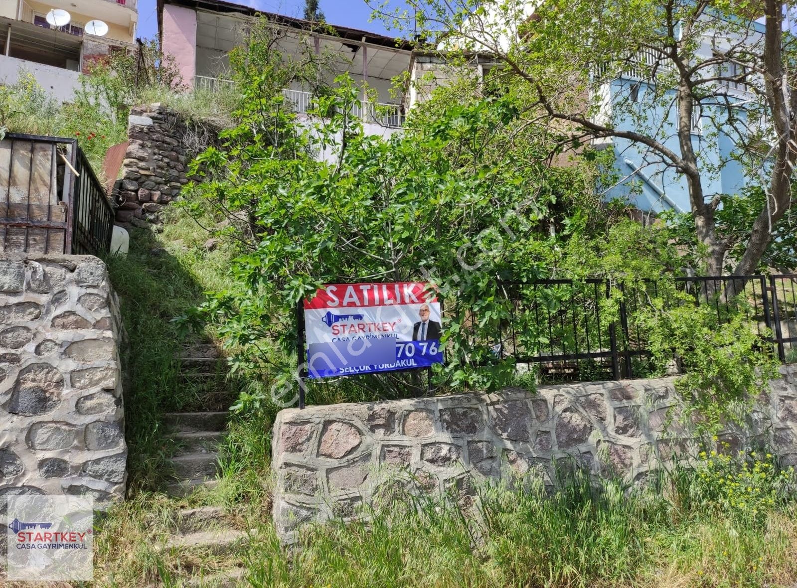 Çiğli Güzeltepede 232 M² İmarlı Arsa İçinde Avlulu Ev