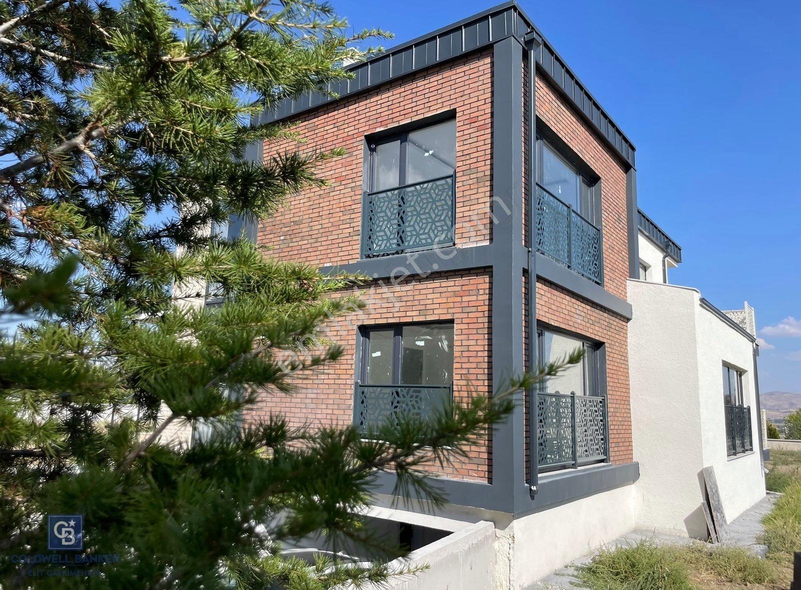 Otoban Girişine 3 Dk Müthiş Yapılı Geniş Bahçeli Müstakil Villa