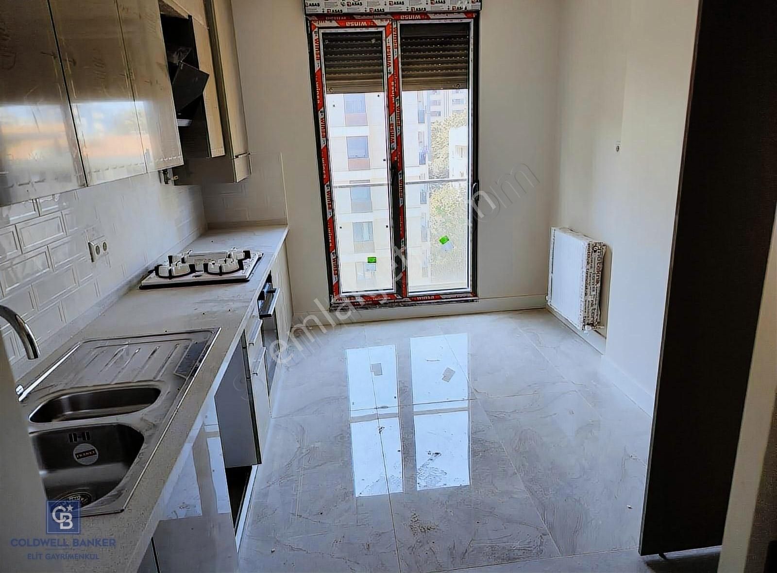 Selamiçeşmede Caddeye İkinci Yeni Binada Ara Katta Geniş 3+1 - Görsel 5