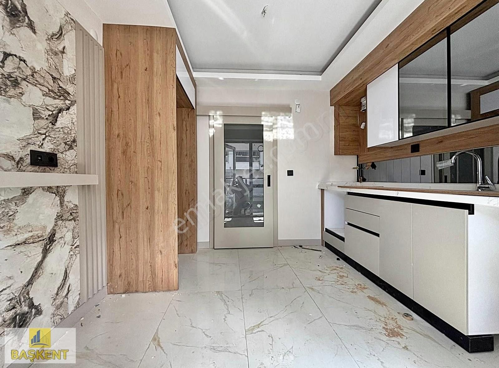 Başkent Gayrimenkul'den Cadde Üzerin'de Giyinme Odalı 3+1 Daire.