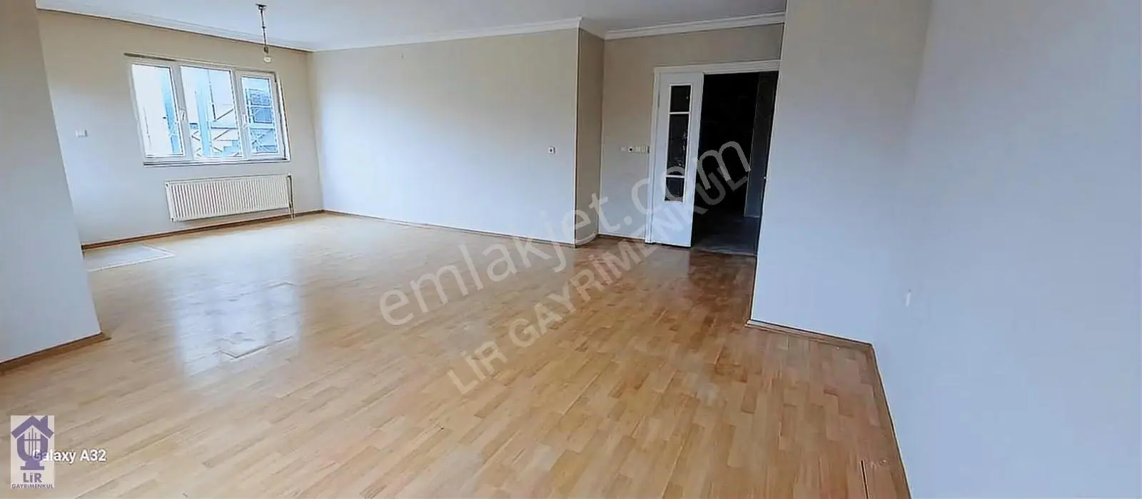 Lir Den Omurtak Caddesi Üzerin De Satılık 3+1 Daire