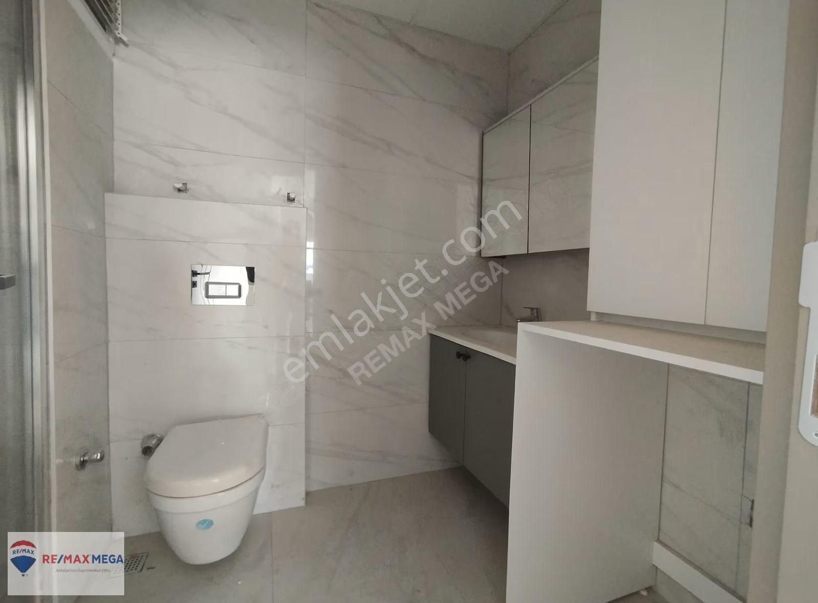 Altıntaş'ta Havuzlu Sitede Yatırımlık 1+1 Satılık Daire