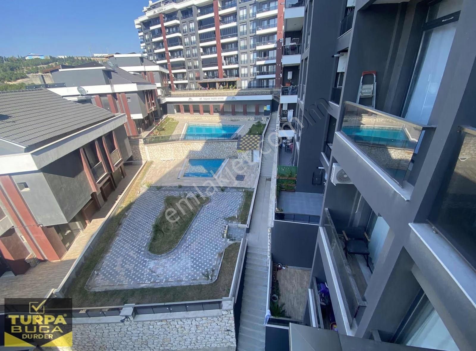 Yaşam Vadisi'nde Havuz Cephe 2 Balkonlu Arakat Daire Fırsatı!!!