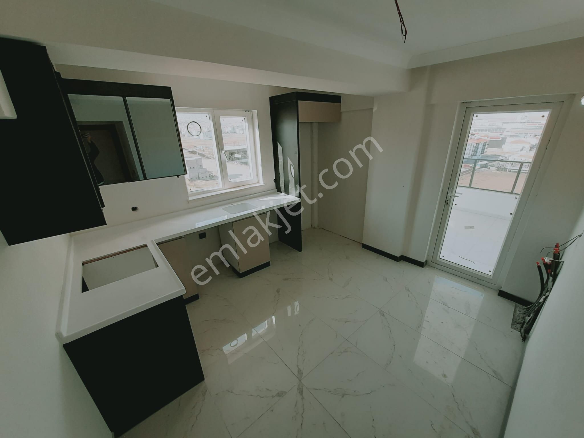 Demiröz'den Fevzi Çakmakta Geniş Balkonlu Katta 3+1 Daire