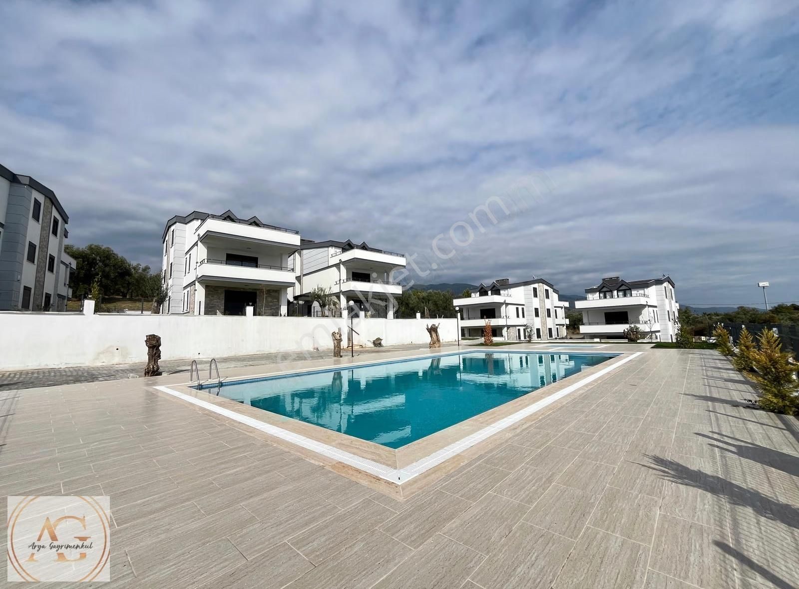 Arya'dan Narlı'da Denize Yakın Havuzlu 6+1 Geniş Villa