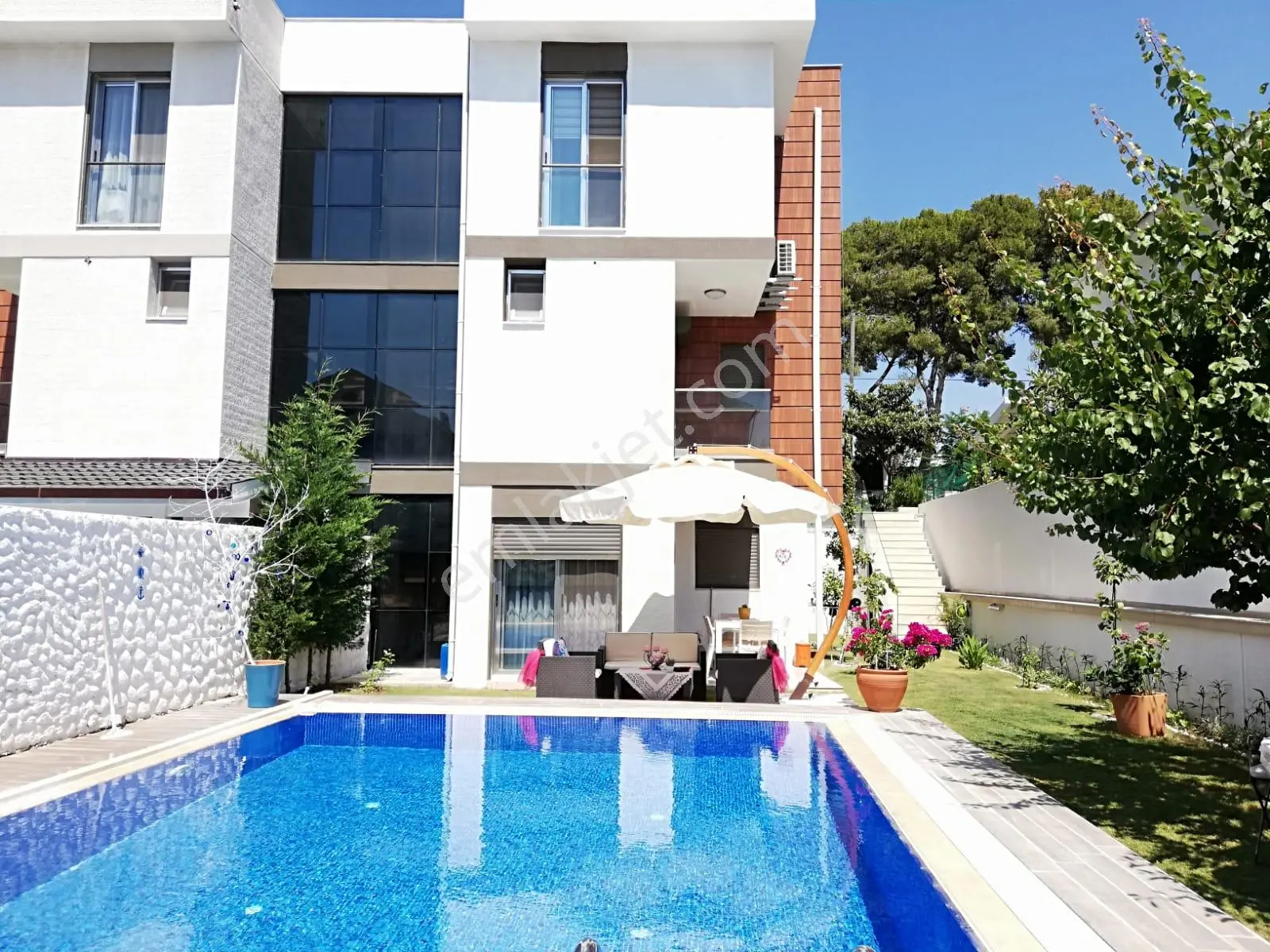 Alaçatı Çamlıkyol'da Sezonluk Kiralık Havuzlu Lüks Villa