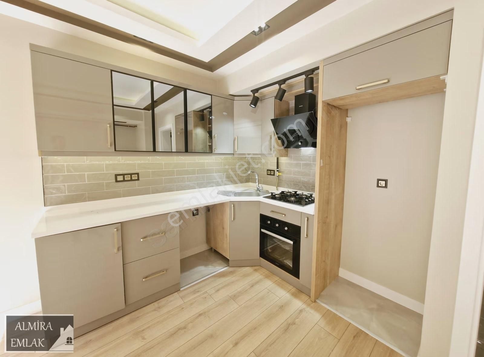 İnönü Cadde Bir Ara Sokağında 3+1 120m2 Lüks Dekorlu Ve Bahçeli