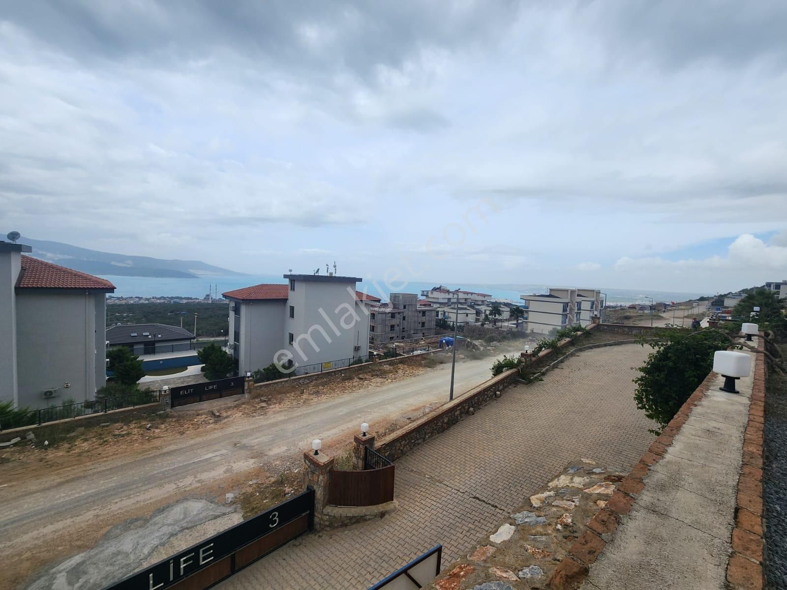 Zirve Gayrimenkul'den Havuzlu Sitede Bahçe Katı Geniş Daire - Görsel 5