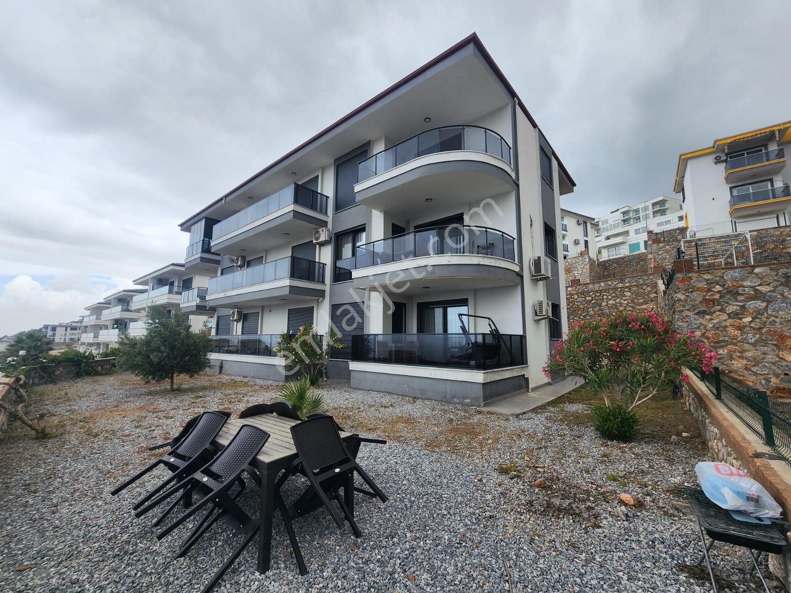 Zirve Gayrimenkul'den Havuzlu Sitede Bahçe Katı Geniş Daire