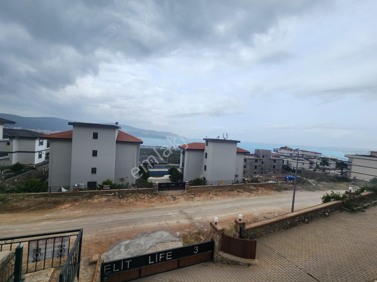 Zirve Gayrimenkul'den Havuzlu Sitede Bahçe Katı Geniş Daire - Görsel 10