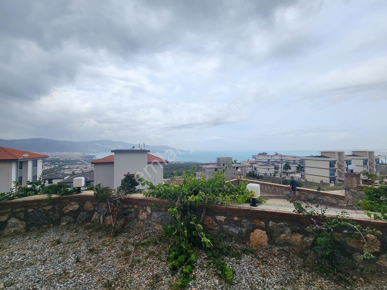 Zirve Gayrimenkul'den Havuzlu Sitede Bahçe Katı Geniş Daire - Görsel 9