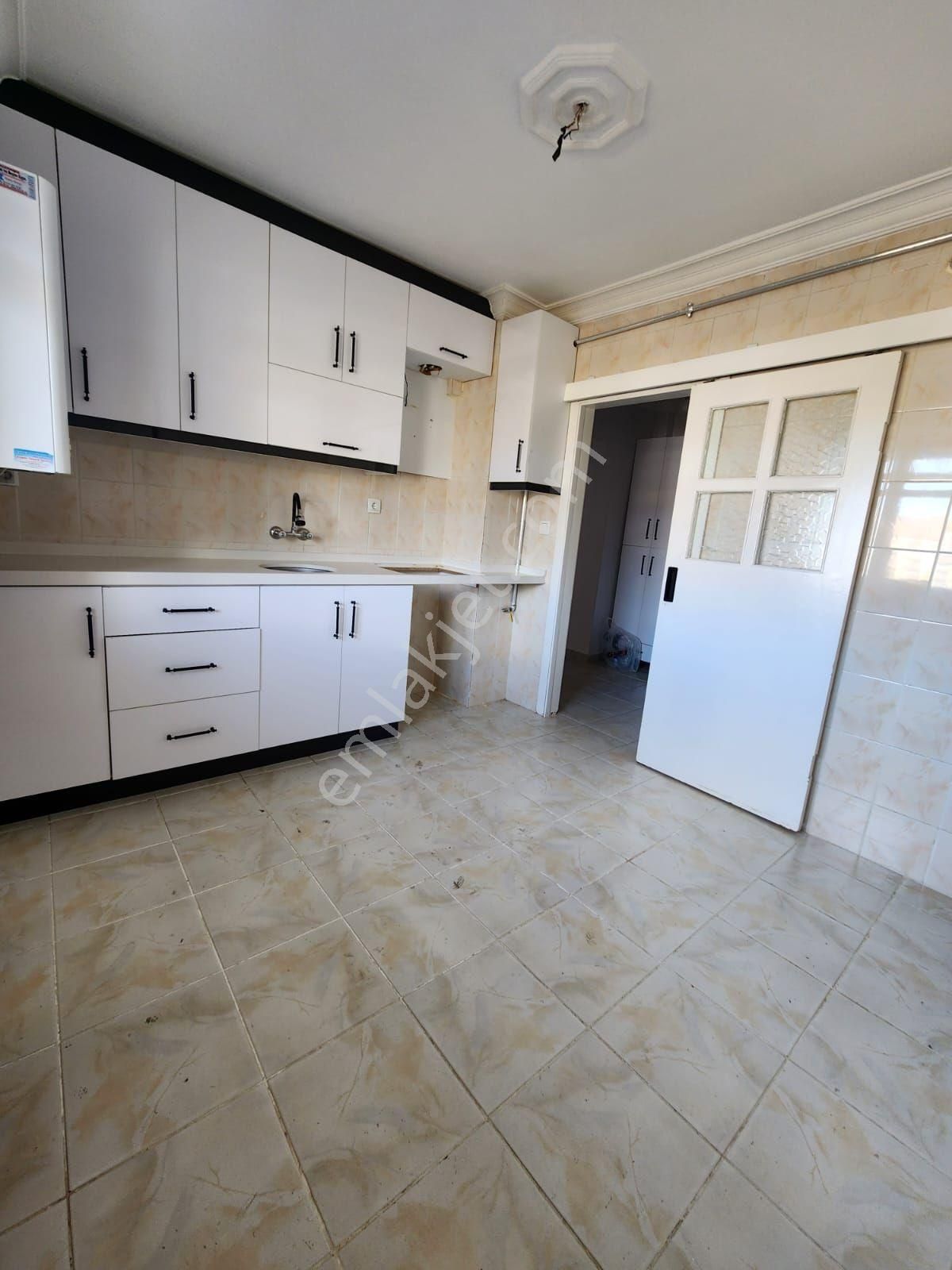 Gül Emlaktan Karapürçek Caddesi Üzerinde 3+1 Kat Konumunda Kot Daire - Görsel 9