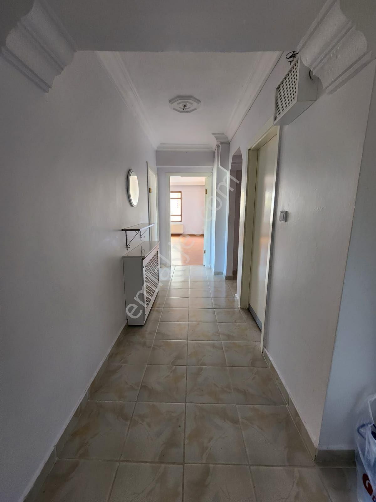 Gül Emlaktan Karapürçek Caddesi Üzerinde 3+1 Kat Konumunda Kot Daire - Görsel 4