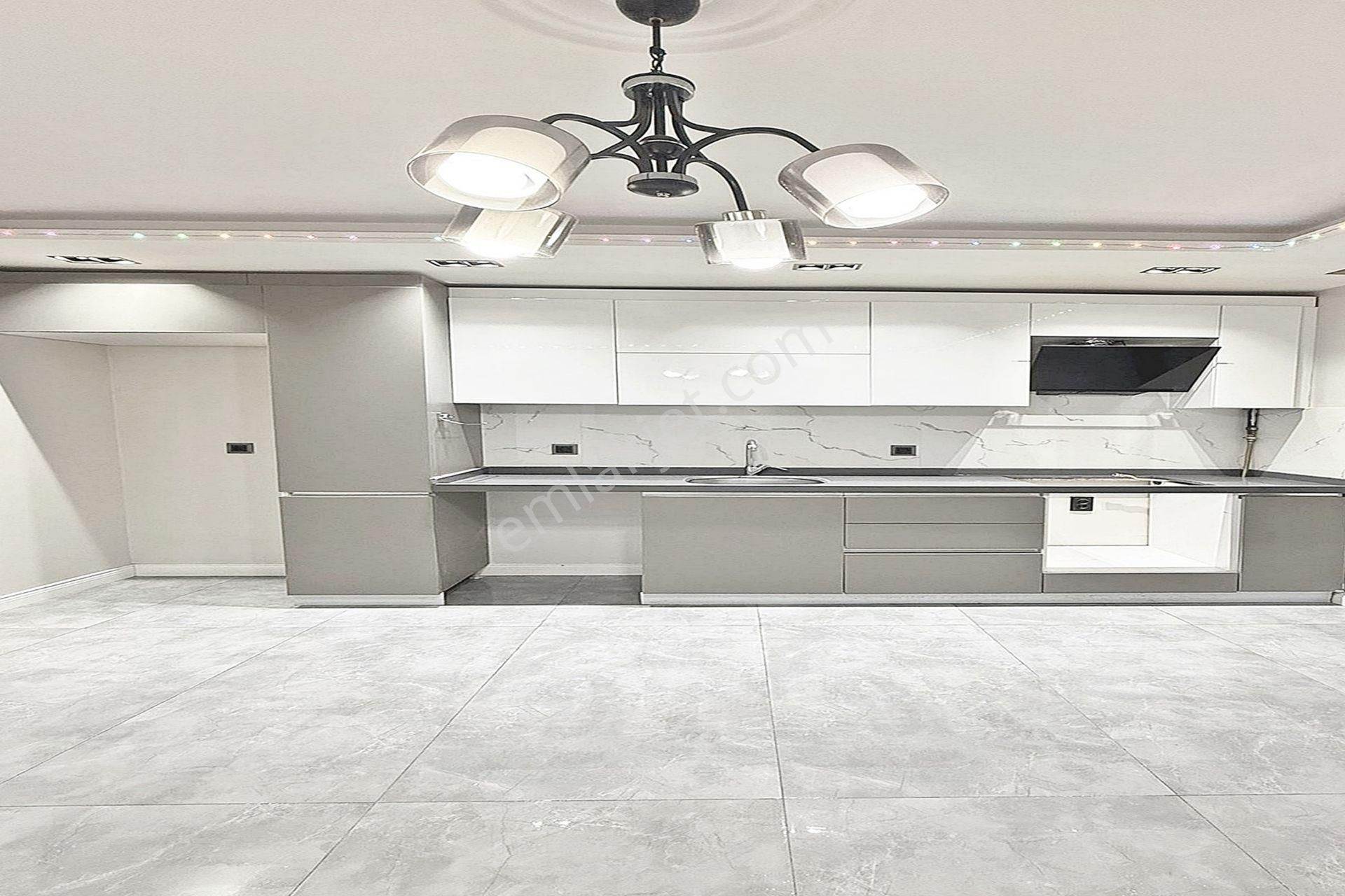 Bahçeşehir Lokasyonunda Modern Tasarımlı Satılık 2+1 Daire - Görsel 2