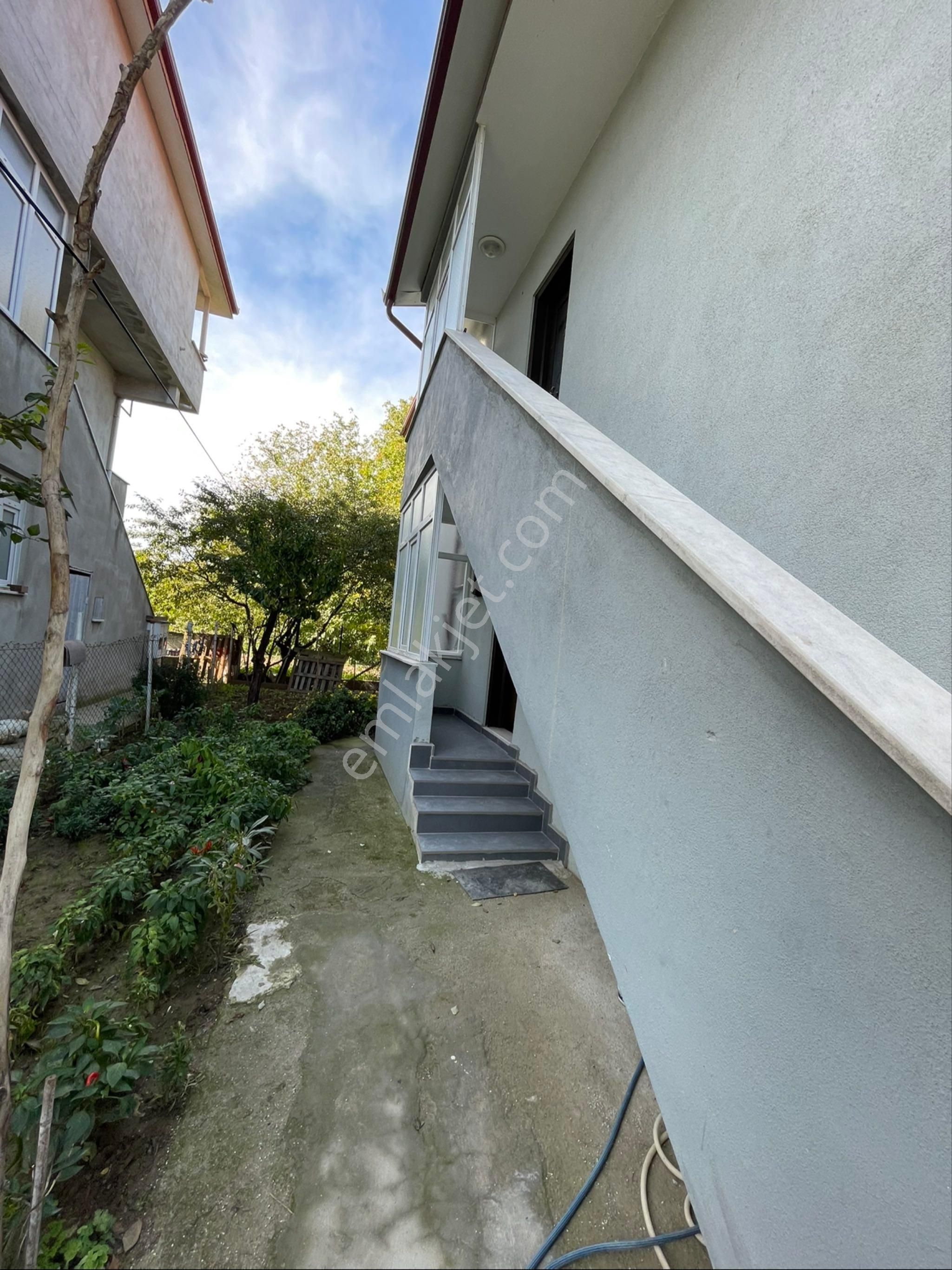 Emlakçe G.y.m Den Aşagı Kirazcada Kiralık 3+1 Daire - Görsel 2