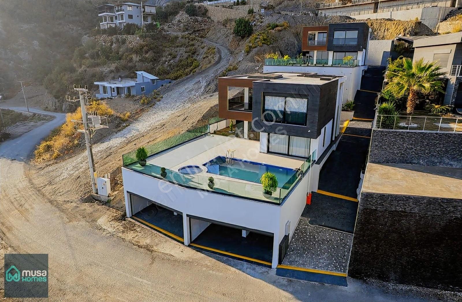 Alanya Tepe Mah. Lüks Eşyalı Deniz Doğa Ve Kale Manzaralı Villa