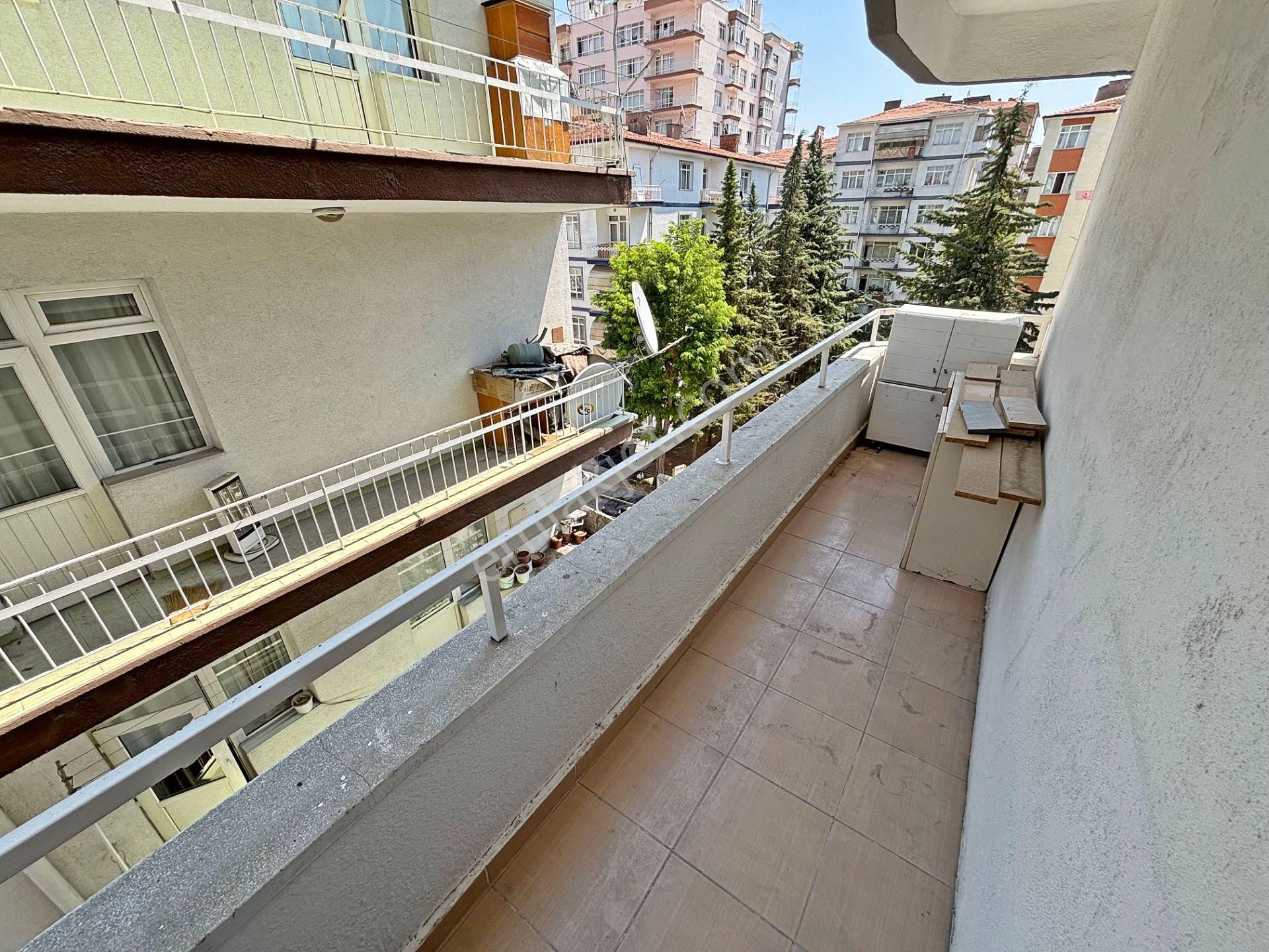 4+1 Katta Tek Daire 4. Kat Asansörlü Ana Cadde Yakını 2 Balkonlu - Görsel 21