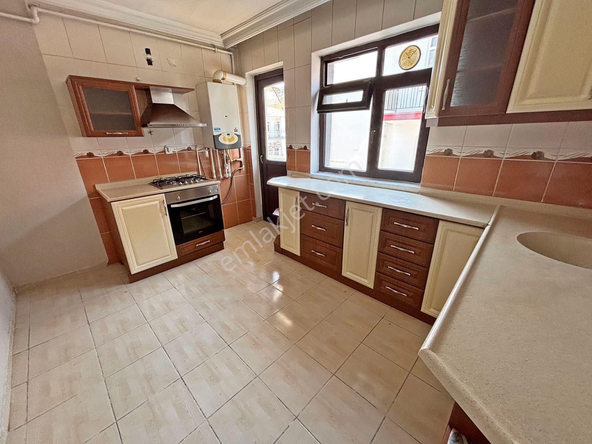 4+1 Katta Tek Daire 4. Kat Asansörlü Ana Cadde Yakını 2 Balkonlu - Görsel 5