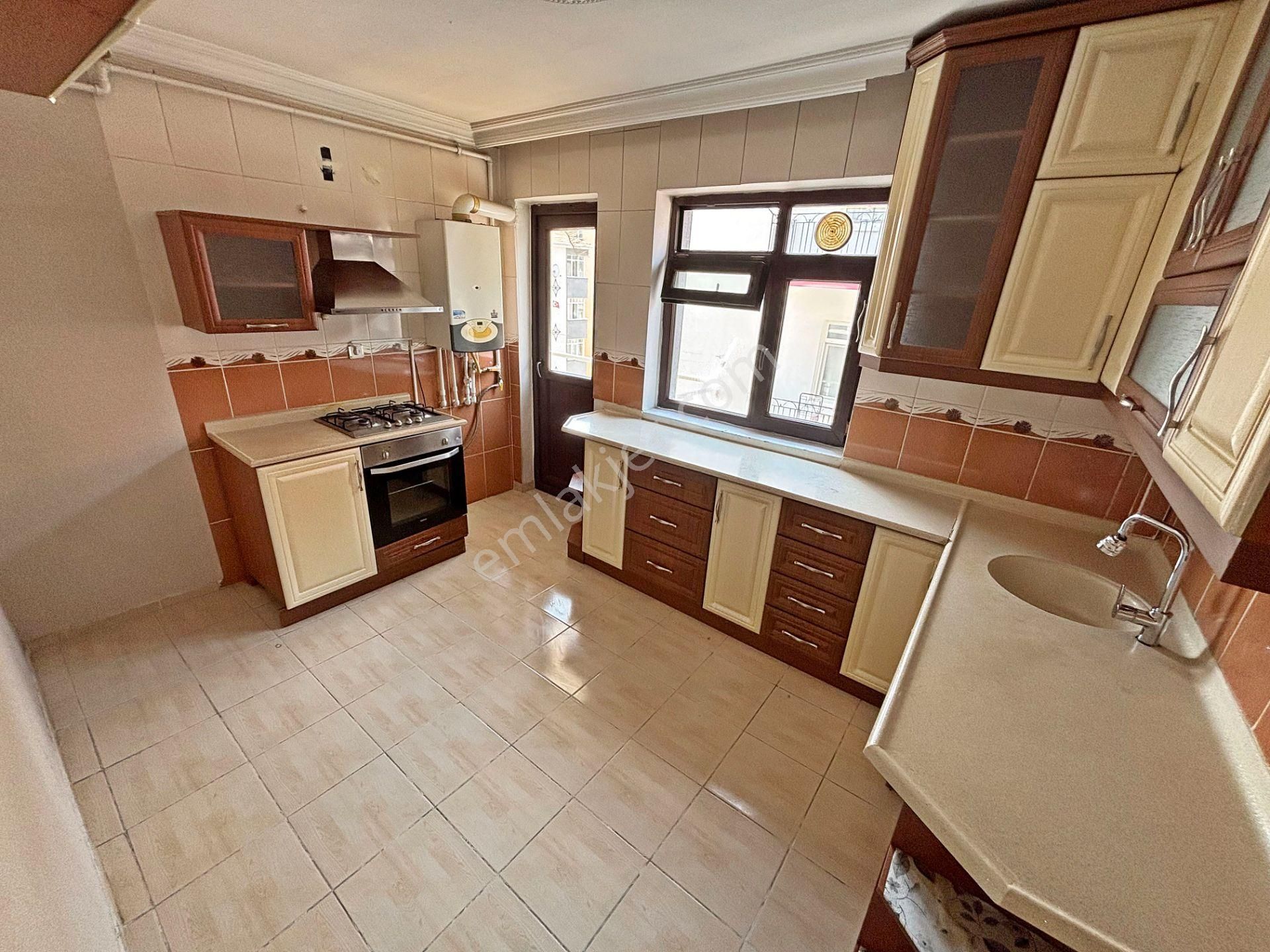 4+1 Katta Tek Daire 4. Kat Asansörlü Ana Cadde Yakını 2 Balkonlu - Görsel 3