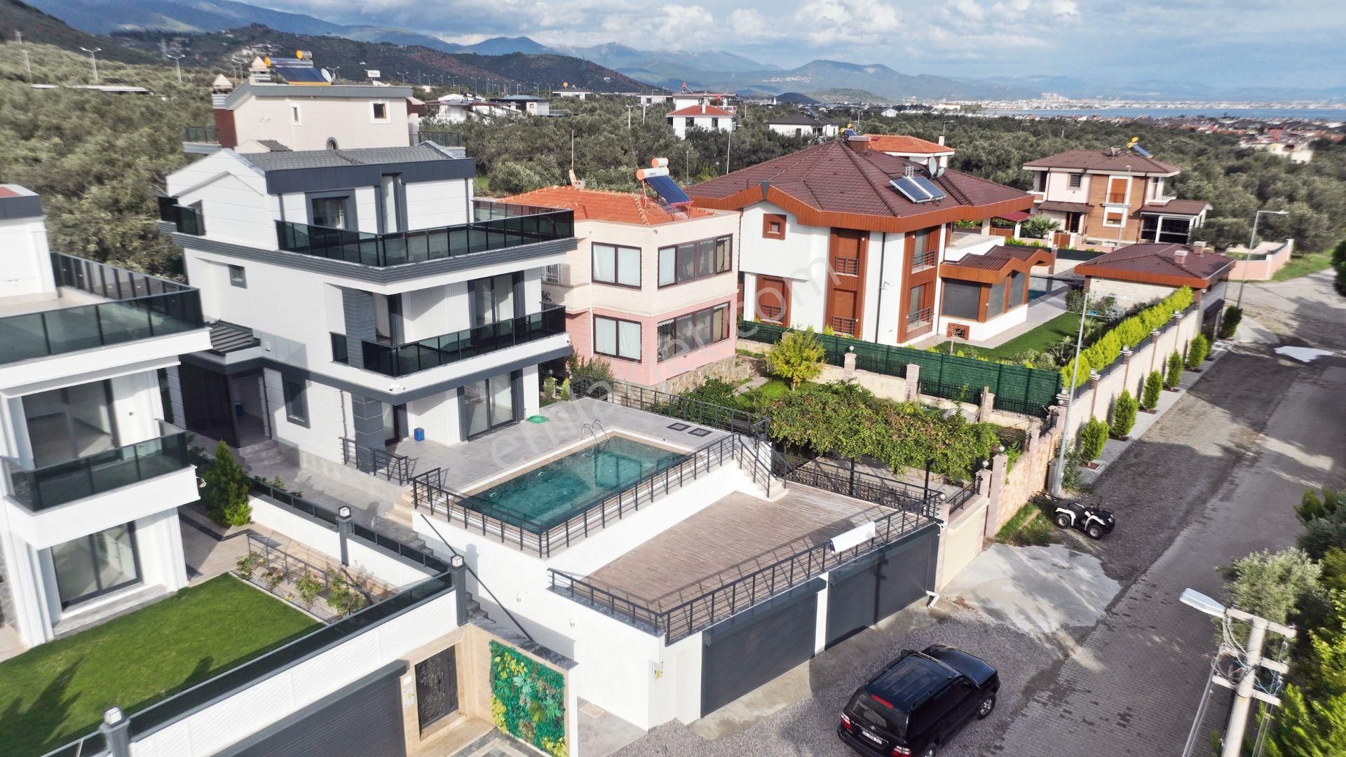 Ayanoğlun'dan Gürede Denize Panoramik Deniz Manzaralı Havuzlu Genişl 7+1 Satılık Tam Müstakil Villa