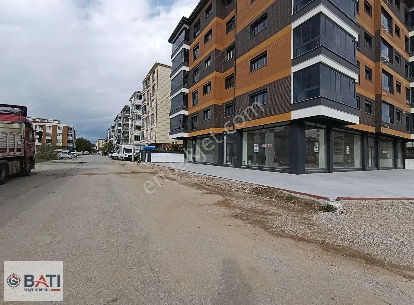 Torbalı Batı Gayrimenkul Den Kiralık Köşe Başı Dükkan - Görsel 2