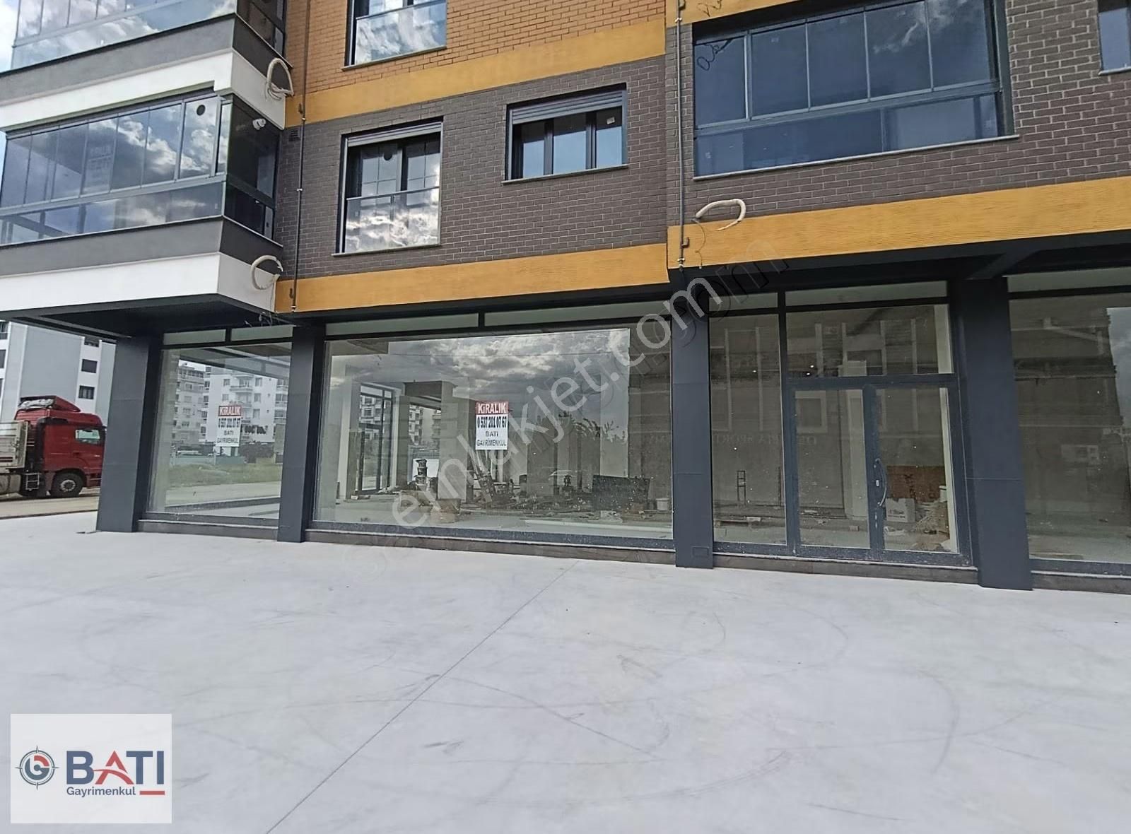 Torbalı Batı Gayrimenkul Den Kiralık Köşe Başı Dükkan - Görsel 3