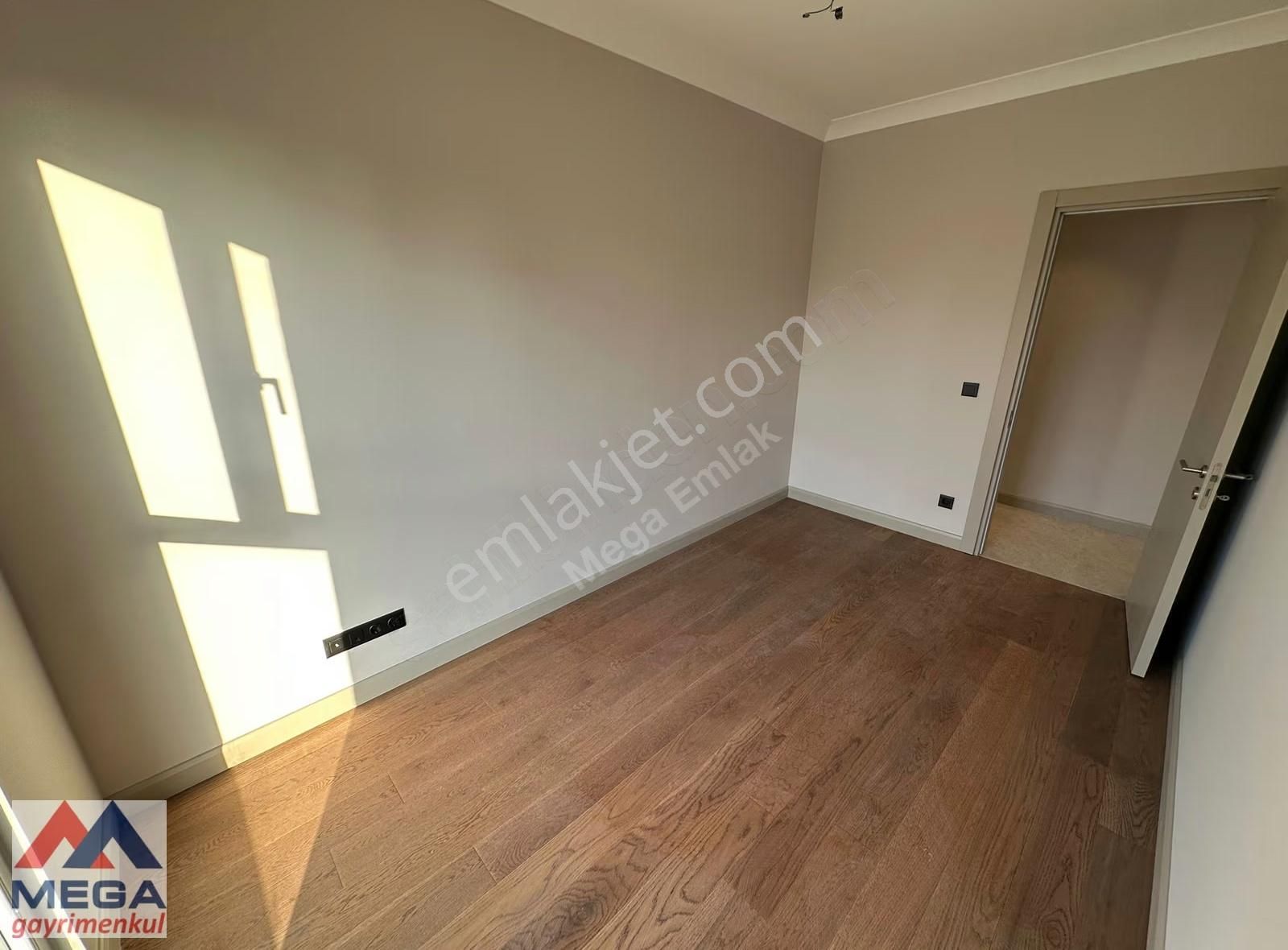 Caddebostan'da 150m2 Güvenlikli Balkonlu Havuzlu Satılık Daire - Görsel 24