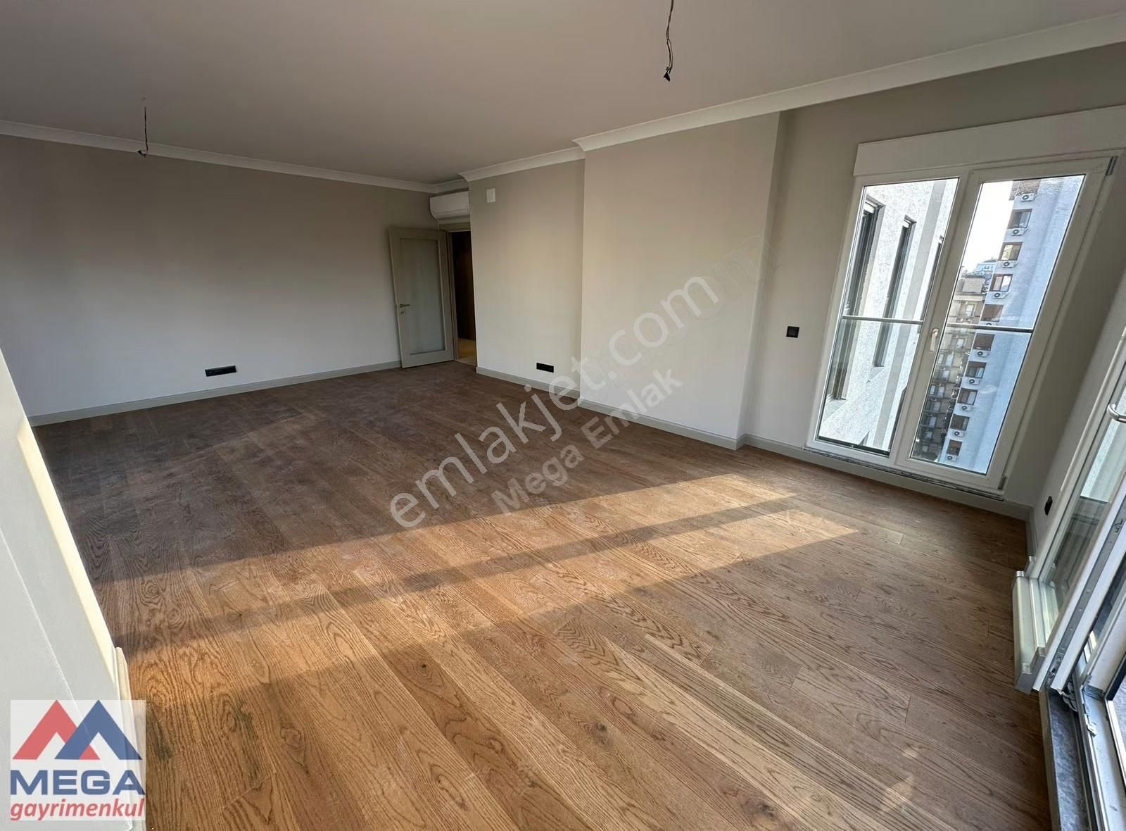 Caddebostan'da 150m2 Güvenlikli Balkonlu Havuzlu Satılık Daire - Görsel 22