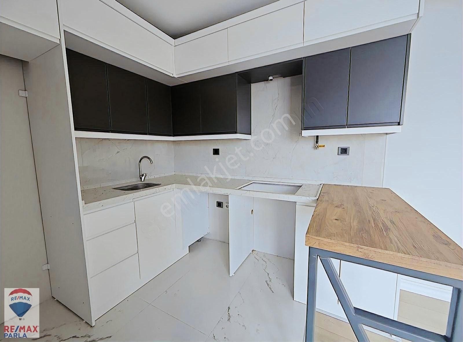 Yenimahalle'de Tramvaya Ve Sahile Yürüme Mesafesinde 1+1 Daire