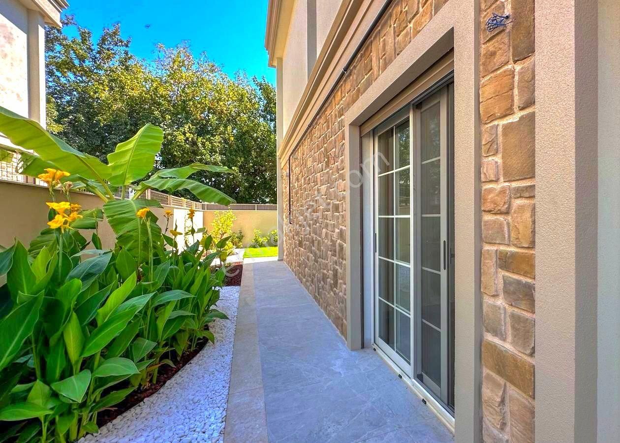 Kuşadasında Plaja 200 Mt. Avm'lere Çok Yakın Özel Havuzlu 4+1 Tek Müstakil Sıfır Villa - Görsel 32